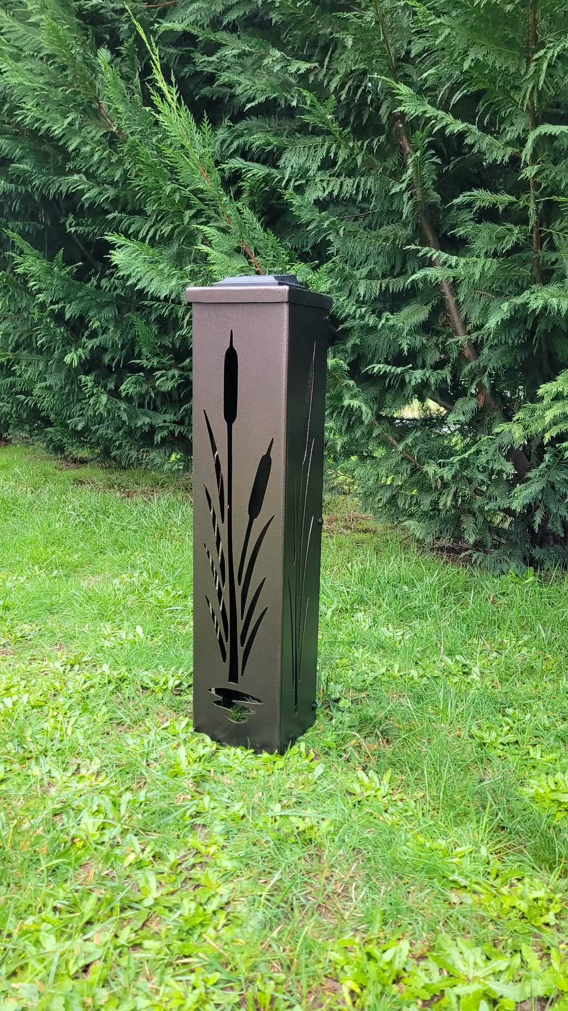 Cattail Solar Light Lantern Column