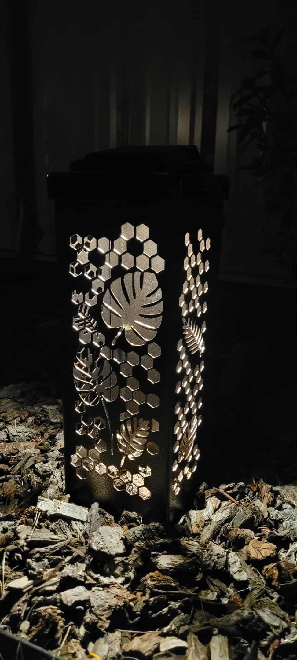 Honeycomb Leaf Solar Light Lantern Column - Night view